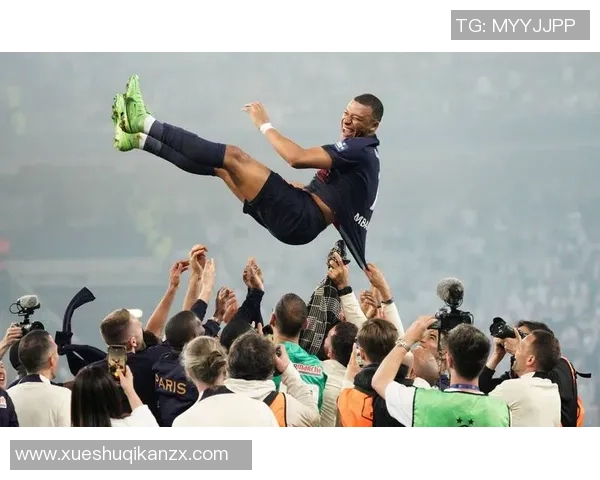 足球明星进球后庆祝动作大盘点展现激情与风采的瞬间